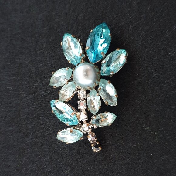 Gorgeous Vintage Mid-Century Blue Rhinestone Silver Tone Flower Brooch - Picture 10 of 11